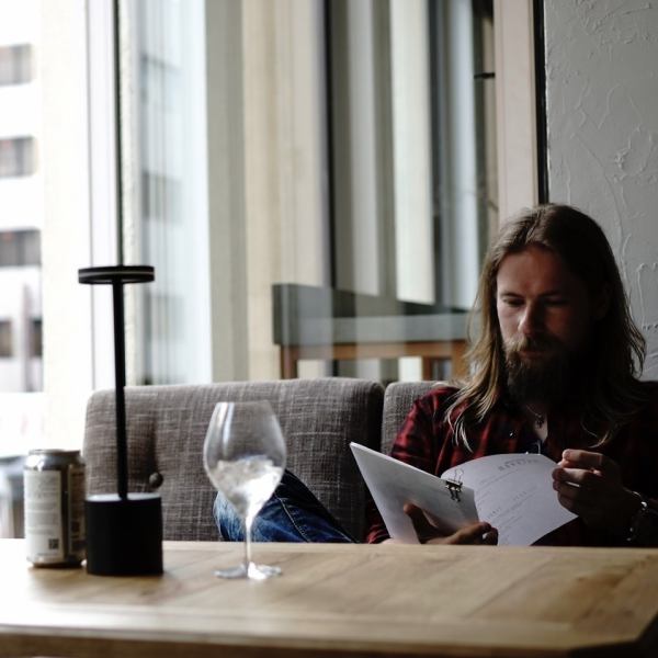 柔らかな自然光が差し込む窓際の席は、穏やかな時間を過ごすのに最適です。