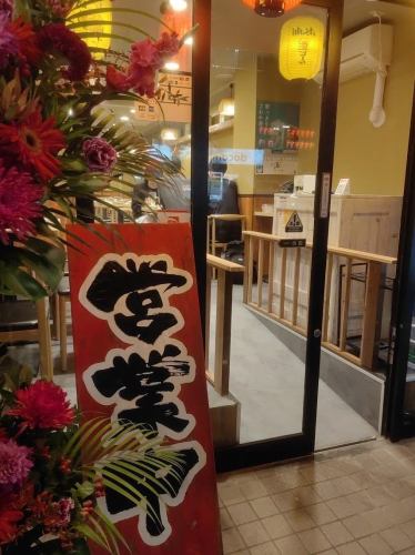 木の温もりを感じさせる過ごしやすい雰囲気でおもてなし