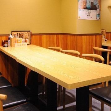 商店内部散发着温暖的木质气息,处处体现着对细节的关注,并以日式风格重新打造。柔和的灯光营造出平静的氛围,让您放松身心,享受用餐时光。它非常适合独自小酌或与朋友小聚。