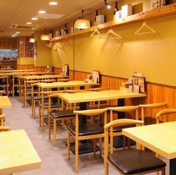 我们有适合单人用餐的吧台座位,也有可容纳 2 人或 6 人的餐桌座位。它可以用于各种场合,例如宴会、与朋友的饮酒聚会和约会。座位安排舒适灵活。