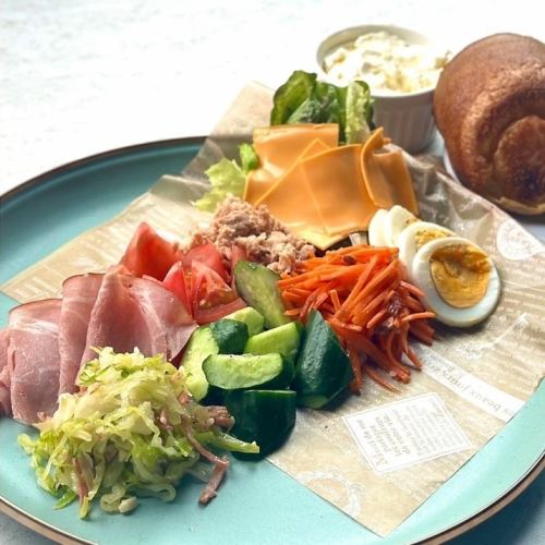 人気サンドイッチの具材がそのまま“サラダ”に！