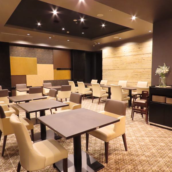 天井が高く広々とした店内で、テーブル席は移動が可能。お友達やご家族でのお食事、女子会など様々なシーンでご利用いただけます。また、カウンター席もご用意しておりますので、お一人様でもお気軽にご来店いただます。貸切も承っておりますので、お気軽にご相談ください。