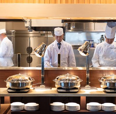 目の前で料理人が腕を振るうライブキッチン。目の前で繰り広げられる調理のプロセスを間近で体感しながら、料理の魅力や技術を存分にご堪能いただけます。一期一会の贅沢なひとときと、出来立てのお料理の美味しさをお楽しみください。