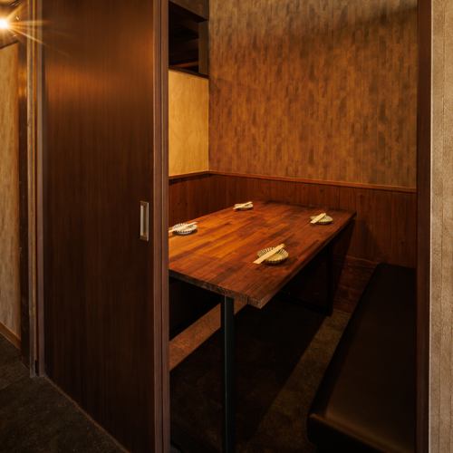 2～4名様向けの和モダン個室！周囲を気にせず過ごせるプライベート空間は、少人数での飲み会や女子会、デートにもピッタリ！当日予約・席のみ予約も大歓迎ですので、気軽にご利用ください！