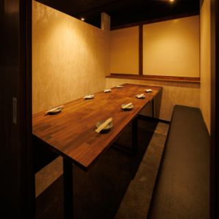 5～8名様向けの和モダン個室！周囲を気にせず楽しめるので、会社宴会や接待、グループ飲み会にもピッタリ！シンプルながらも心地よい空間で、ゆっくりとした時間をお過ごしいただけます！