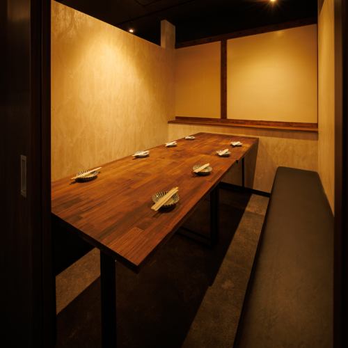 5～8名様向けの和モダン個室！周囲を気にせず楽しめるので、会社宴会や接待、グループ飲み会にもピッタリ！シンプルながらも心地よい空間で、ゆっくりとした時間をお過ごしいただけます！