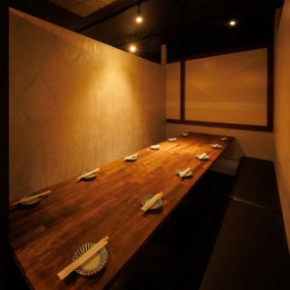 9～12名様向けの和モダン個室！広めのテーブルでゆったり座れるので、会社宴会やグループ飲み会、同窓会にもピッタリ！気兼ねなく会話も楽しめて、大人数の宴会でもゆったりとくつろげます！