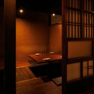 2～4名様向け掘りごたつ半個室！障子風の扉と柔らかな照明が、穏やかな時間を演出します！足を伸ばしてくつろげるので、気軽な飲み会や女子会、合コン、デートまで幅広く利用しやすい空間です！
