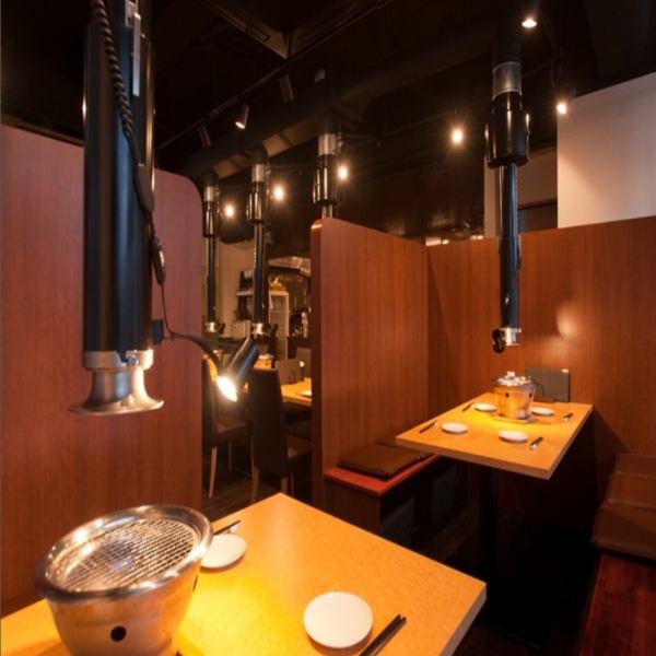 店内は茶色を基調としており、間接照明もこだわっております。落ち着いた雰囲気でゆったりとお過ごしください