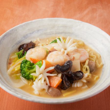 五目海鮮焼きそば/牛肉と黒胡椒焼きそば