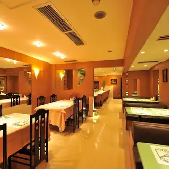 [1st floor table seating: 1-12 people] Perfect for family meals or casual lunches.In addition to table seating for 6 people (2 tables), 4 people (3 tables), and 3 people (2 tables), we also have counter seats available for solo diners.It's recommended for a variety of occasions, from everyday use to family meals.*If you order a course meal on the first floor, the course price will be 10% off.