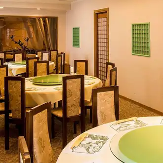 [3rd Floor 'Lion, Kirin, and Peacock Room': 13-24 people] Enjoy a lively gathering around a round table.Perfect for departmental banquets, post-funeral meals, and other similar gatherings.The round table makes it easy to serve food, and the participants' expressions are easily visible, naturally encouraging lively conversation.Enjoy authentic Beijing cuisine and fine wines for a truly fulfilling experience at our restaurant.