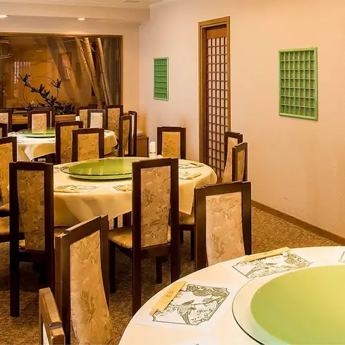 [3rd Floor 'Lion, Kirin, and Peacock Room': 13-24 people] Enjoy a lively gathering around a round table.Perfect for departmental banquets, post-funeral meals, and other similar gatherings.The round table makes it easy to serve food, and the participants' expressions are easily visible, naturally encouraging lively conversation.Enjoy authentic Beijing cuisine and fine wines for a truly fulfilling experience at our restaurant.