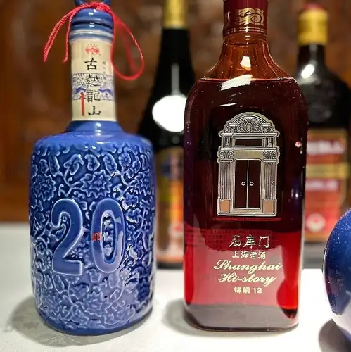 Enjoy carefully selected Shaoxing wines, including those aged for 10 years.