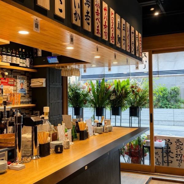 店内は、本格的なお寿司をカジュアルに楽しめる全席立ち食いのカウンター形式です◎職人が目の前でお寿司を握るライブ感は迫力満点で、お料理を待つ時間も楽しめます♪四条烏丸という都会の中心にありながら、木の温もりを感じる落ち着いた内装が心地よく、お一人様でも気兼ねなく過ごせるのが嬉しいポイント!