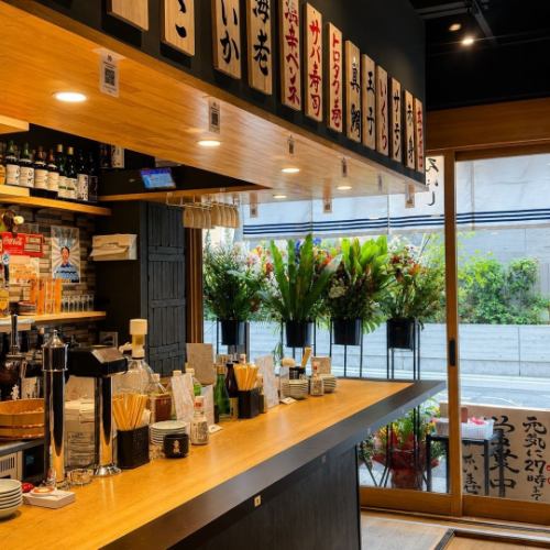 <p>店内は、本格的なお寿司をカジュアルに楽しめる全席立ち食いのカウンター形式です◎職人が目の前でお寿司を握るライブ感は迫力満点で、お料理を待つ時間も楽しめます♪四条烏丸という都会の中心にありながら、木の温もりを感じる落ち着いた内装が心地よく、お一人様でも気兼ねなく過ごせるのが嬉しいポイント!</p>