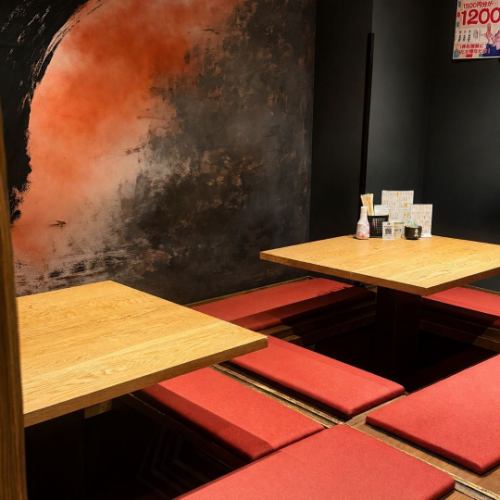 <p>「えにし」という店名の通り、お客様とのご縁を大切にする温かいおもてなしが自慢◎活気ある掛け声が響く店内は、常に明るく楽しい雰囲気に包まれています♪隣り合ったお客様同士で自然と会話が弾むこともある、立ち食いならではのアットホームさが魅力!ぜひ一度、この賑やかで温かい空気感を体験しに来てください。</p>