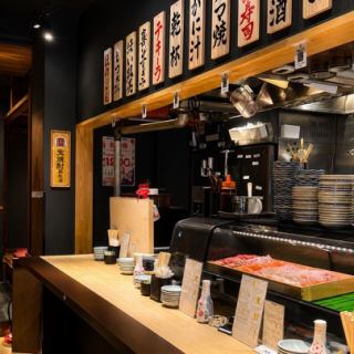【友人との会話も弾む並び席】職人の華麗な手捌きを目の前で楽しめる、ライブ感満載のカウンター席です◎握りたてがすぐに提供される、鮮度重視のお客様に一番人気の特等席です♪ドリンク一杯とお寿司二三貫でサクッと済ませたい時に便利なコンパクトなお席です♪待ち合わせ前や、移動の合間のクイック利用にも最適です。