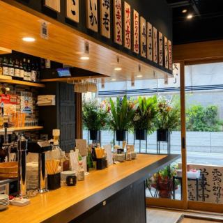 立ち飲みスタイルを活かしたカウンター席は、お隣同士の距離も近く自然と会話が生まれるような温かみが魅力です♪椅子がない分、自由な姿勢でサクッと食事を済ませられるため、観光の合間の休憩や待ち合わせ前の0次会にも◎美味しいお寿司を片手に、賑やかで活気ある店内のムードを満喫して下さい♪