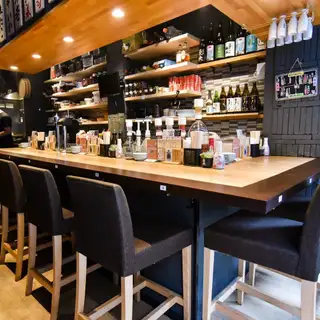 [Side-by-side seating perfect for lively conversations with friends] Enjoy the lively atmosphere of the counter seats, where you can watch the chef's skillful techniques right before your eyes. These are the most popular seats for customers who prioritize freshness, as freshly made sushi is served immediately. These compact seats are convenient for when you want to have a drink and a couple of pieces of sushi in a hurry. They are also perfect for a quick stop before meeting someone or while traveling.