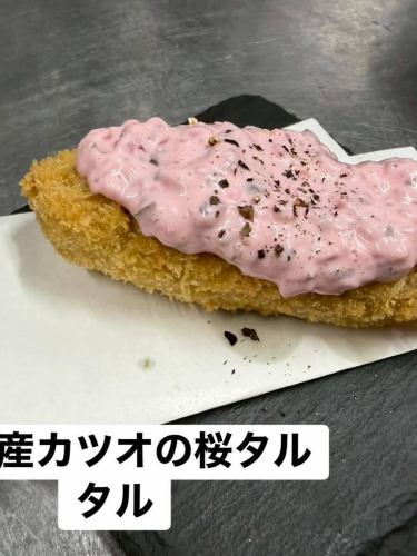 春のおすすめメニュー🌸

・ハムカツチーズ
・高知産カツオ
・タケノコ
・燻製合鴨パストラミ
・たたききゅうり梅肉和え
・旬のお漬物3種盛り合わせ
・明太ポテトサラダ
・桜タルタルのチキン南蛮
・高知産カツオカマ焼き
・ホルモン炒め
・焼きそば・ソース・塩
・期間限定でタルタルを桜タルタルに変更

春の味、揃いました★

サクッと揚がった串カツとほっとする出汁のおでん。
春限定のおすすめメニューも登場
お酒と一緒にゆっくり楽しんでください。
昼飲みも大歓迎✕
仕事帰りの一杯にもぜひ。
ボトルキープも出来ます
山科駅から徒歩1分
ふらっと寄れる串カツとおでんの店
串楽 山科店

#串楽
#山科グルメ
#山科居酒屋
#串カツ
#おでん