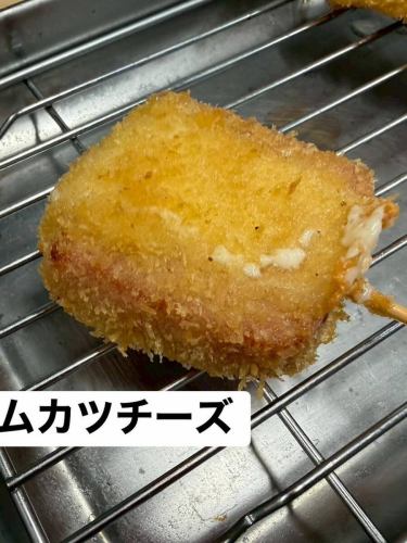 春季推荐菜单🌸

・火腿排和奶酪
・高知县的胜生
・竹笋
烟熏鸭肉
黄瓜泥配腌梅酱
・三种时令腌菜拼盘
・明太子土豆沙拉
・樱花塔塔酱鸡南蛮
高知县烤鲣鱼下巴
・炒内脏
・炒面 ・酱汁 ・盐
- 在限定时间内，塔塔酱将更换为樱花塔塔酱。

春天的味道都来了！

香脆的炸串和暖胃的关东煮汤。
春季限定推荐菜单也已上线。
请慢慢享用，佐以饮品。
白天饮酒也欢迎哦✕
下班后小酌一杯的完美选择。
也提供瓶子存放服务。
从山科站步行1分钟即可到达。
一家休闲的串炸和关东煮餐厅
久留乐山科店

#Kushiraku
#山科美食
#山科居酒屋
#炸串
#关东煮