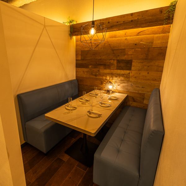 各種ご宴会はもちろん、合コン・女子会・デートなど様々なシーンでご活用いただける自慢のお席を心ゆくまでご堪能ください。様々なシーンでご活用いただける特別な席をご用意。木の温もりを感じる個室で、周囲を気にすることなく、思い出に残るひと時をお過ごし頂けます。お得な飲み放題プランで大満足！