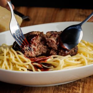 ハンバーグを崩して完成 大人のミートパスタ