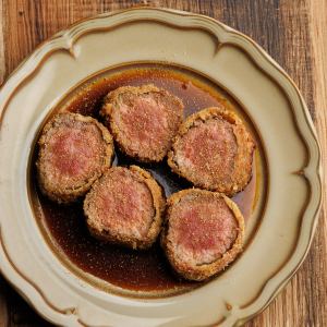 山椒香る赤ワイン仕立ての牛レアカツ