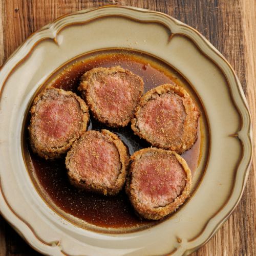 山椒香る赤ワイン仕立ての牛レアカツ