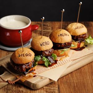 チーズで仕上げるアツアツ鉄板ハンバーグ