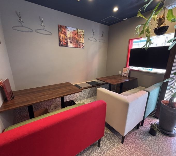 ≪ゆったりくつろげるソファ☆≫5名ソファ席×2◆ゆったりとお食事を愉しんで頂くために、居心地の良い空間をご提供◎美味しい料理とお酒に酔いしれて、帰りたくなくなるようなビストロです！いつもの仲間との飲み会や各種ご宴会、お誕生日会など、大切な方と過ごす際にも最適です☆