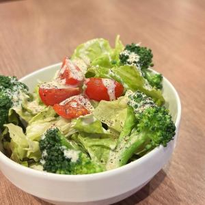 アンチョビ香る濃厚シーザーサラダ