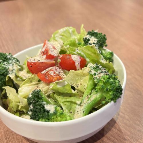 アンチョビ香る濃厚シーザーサラダ