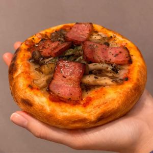 One Hand Pizzaきのことベーコンのトマト