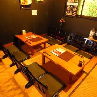 【テーブル席】4名席。壁には山形の名産料理と名所の写真が並びます