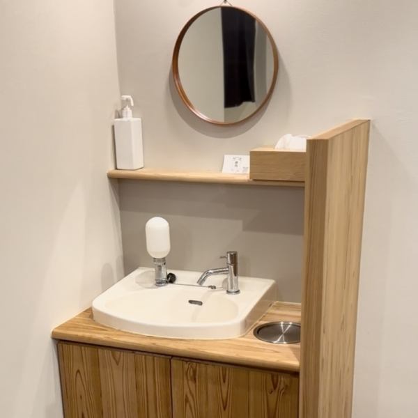 焼き音や香りが食欲をそそる、臨場感ある店内。一席ごとの距離感にも配慮されており、周囲を気にせず過ごせます。テーブル席は店内に九つ設けられ、仕事帰りの食事から週末の集まりまで幅広く利用できます。