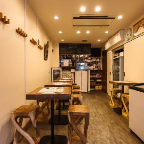 【2名様×5】当店には10席ほどの、木の温もりがやさしいイートインスペースがございます☆小さなお店ながら、ゆったりとお寛ぎいただけます。お一人様でもお気軽にご来店OK！バリアフリーですので、小さなお子様連れのベビーカーでも安心してご利用いただけます。