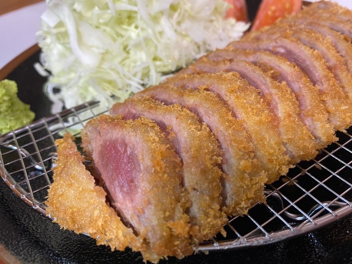 The rare cutlet served by the talented shop owner is superb★Must try it!