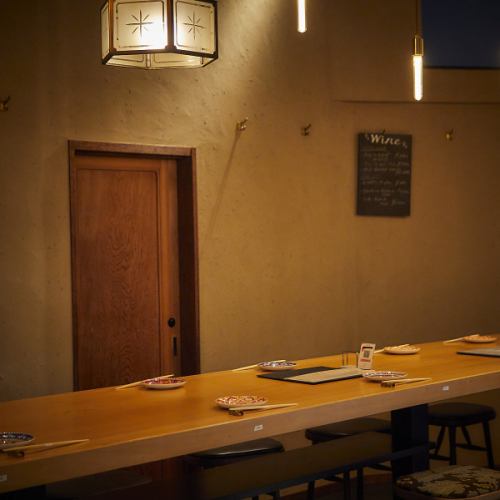 <p>一枚板で造り上げたカウンターは暖かみがあり居心地も抜群。大切な人と大切な時間を過ごして頂けるようおもてなしさせていただきます。木の温もりを感じる落ち着いた店内は、初めての方でもほっとできる心地よさ。目の前で調理が見られるカウンター席は、料理を待つ時間も楽しみのひとつです。</p>