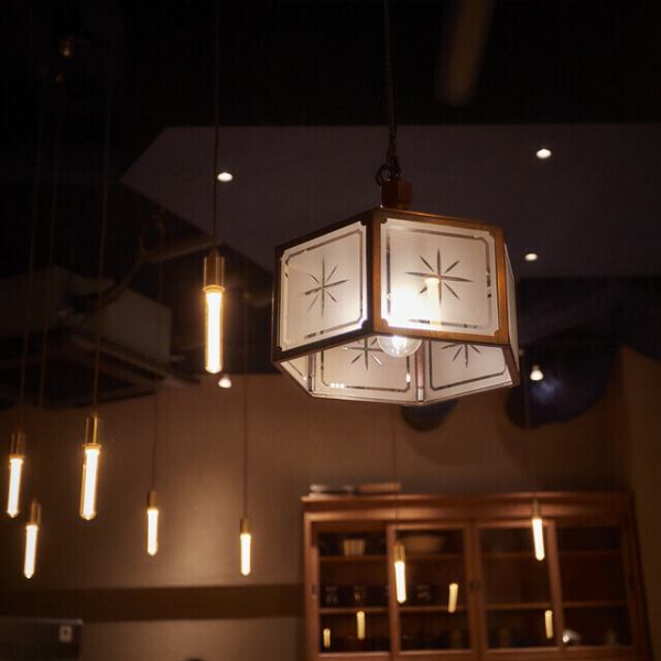 店内の細部にまで拘った空間デザインをお楽しみください。全てをカウンター席で造り上げました。素敵なスタッフも勢揃い。料理・空間・スタッフ一同お客様をおもてなしさせていただきます。炎が立ち上る藁焼きの演出は、まさに圧巻。煙と香りが立ち上がるその瞬間をカウンター席で体感してください。