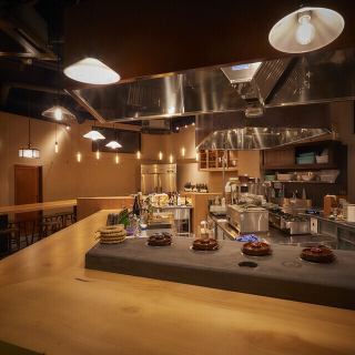 心地よい距離感のカウンター席は、おひとり様でもゆったりとくつろげると好評。肩肘張らずに、美味しい時間をお過ごしください♪ほのかな照明が木目をやさしく照らし、落ち着きと上質感を演出いたします。