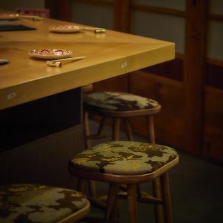 藁焼きと木の香りが調和する和空間!炎の演出と木のしつらえが融合した店内は、香りまでもが魅力のひとつ。視覚・嗅覚・味覚で堪能するひとときをどうぞ。