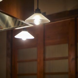 藁焼きの炎がほのかに照らす店内は、静けさと緊張感が共存する特別な空間。語らいに集中できる、上質なひとときをお届けします。