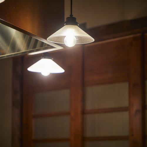 藁焼きの炎がほのかに照らす店内は、静けさと緊張感が共存する特別な空間。語らいに集中できる、上質なひとときをお届けします。