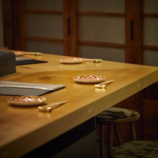 木の質感と藁焼きの炎が調和した店内は、どこか懐かしくあたたかな雰囲気。気取らず、それでいて特別感のある空間が魅力です。デートや記念日・女子会にもピッタリ♪