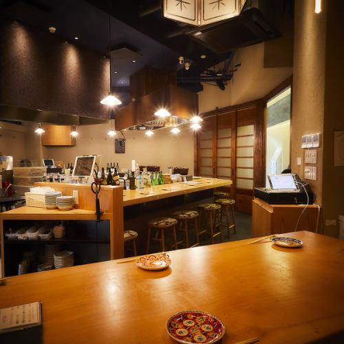 木の温もりと落ち着いた照明に包まれた店内は、心をほっと和ませる癒しの空間。デートや接待、大切なひとときに最適です。