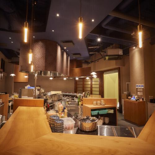 天神南駅から徒歩2分。会話も自然と弾む、心地よいひとときをお届け!カウンター越しに届く“ジュッ”という音に思わず見入る、そんな臨場感がこの店の醍醐味。料理が仕上がる瞬間を一緒に楽しめます。