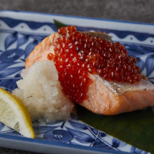 Raw salmon and salmon roe grilled together