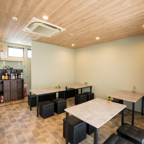 4人掛けのテーブル席を４つご用意しています！会社終わりに急に決まった飲み会にも対応しています！4人以上でご利用の場合はテーブルを連結させることが最大16人までご利用いただくことができます！小宴会から中規模や大規模宴会まで対応しておりますので、ご来店をお待ちしております！